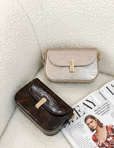کیف دوشی زنانه چرم مدل لکلا (L'Éclat) در دو رنگ قهوهای ورنی و شامپاینی متالیک با قفل طلایی