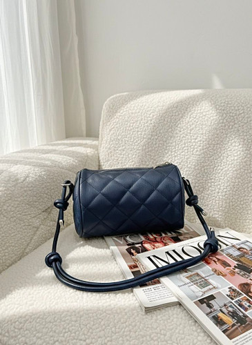 کیف دوشی استوانهای سرمهای مدل سیلین (Cylin) برند ژوو گالریا با دوخت پفکی لوزی.