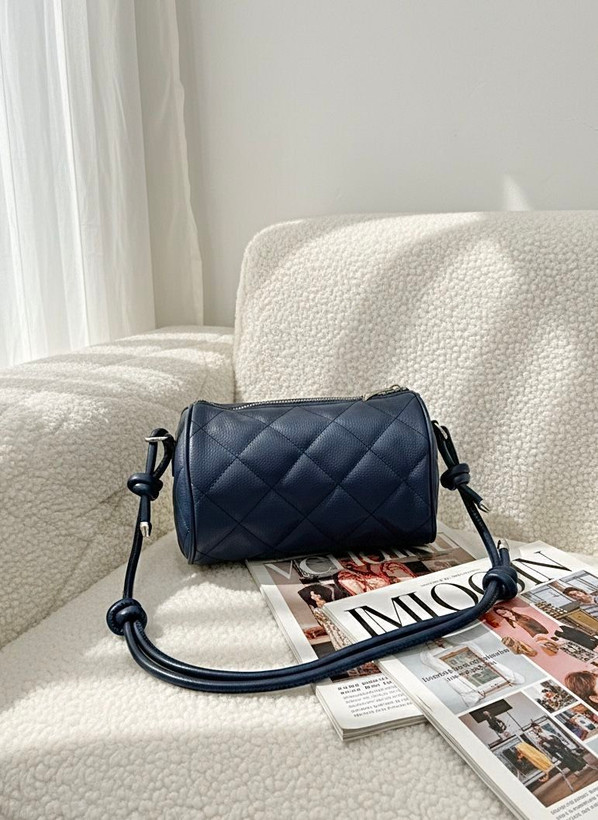 کیف دوشی استوانهای سرمهای مدل سیلین (Cylin) برند ژوو گالریا با دوخت پفکی لوزی.