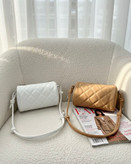 کیف دوشی استوانهای سرمهای مدل سیلین (Cylin) برند ژوو گالریا با دوخت پفکی لوزی.