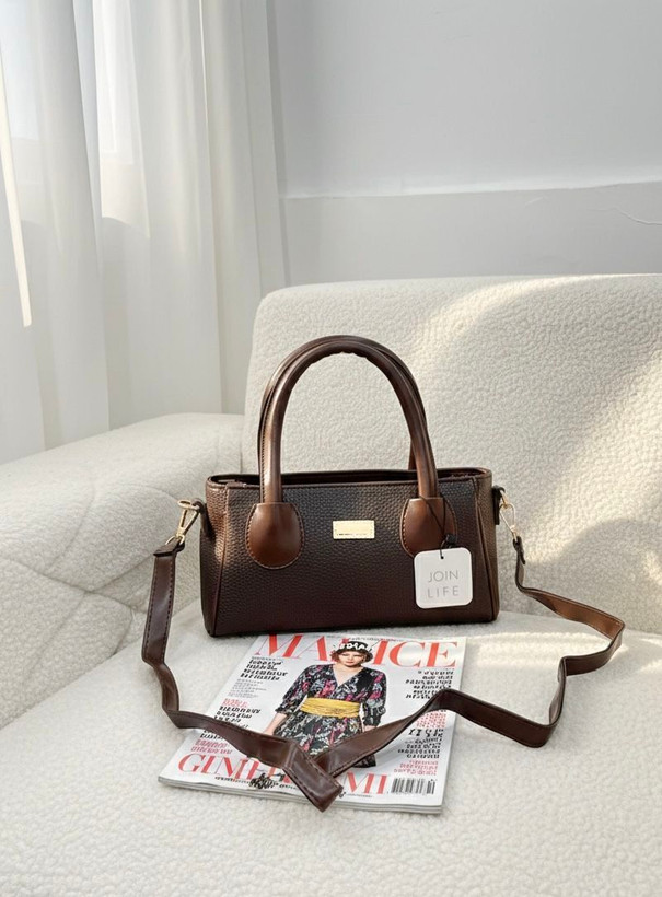 کیف دوکاره دستی و دوشی مدل آلبا؛ دارای بند بلند چرمی قابل تنظیم، مناسب برای استایلهای اداری و بیزینس کژوال.رنگ قهوه ای سوخته