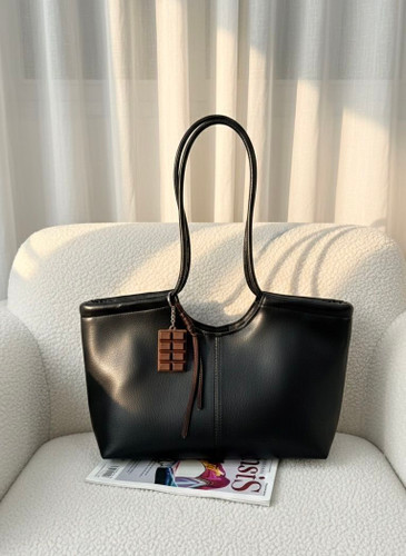 کیف توت (Tote Bag) مشکی چرمی با دستههای بلند دوشی؛ مناسب برای استفاده روزمره، خرید و محیطهای غیررسمی.