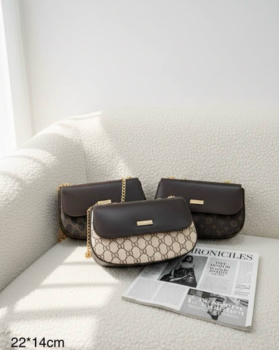 کیف مجلسی کوچک طرح لوگودار (Monogram) با ترکیب چرم قهوهای و زنجیر؛ مناسب برای استایلهای کلاسیک و مهمانی