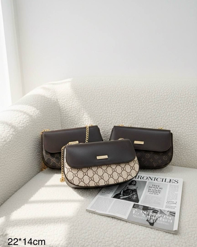 کیف مجلسی کوچک طرح لوگودار (Monogram) با ترکیب چرم قهوهای و زنجیر؛ مناسب برای استایلهای کلاسیک و مهمانی