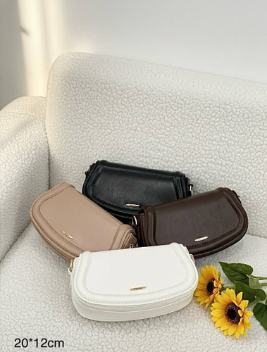 کیف دوشی زنانه مدل مُون (Moon) با طراحی هلالی و مینیمال در رنگهای شکلاتی، کرم، مشکی و سفید - ژوو گالریا