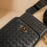 نمای-نزدیک-لوگو-طلایی-Jukemoda-روی-کیف-مشکی
