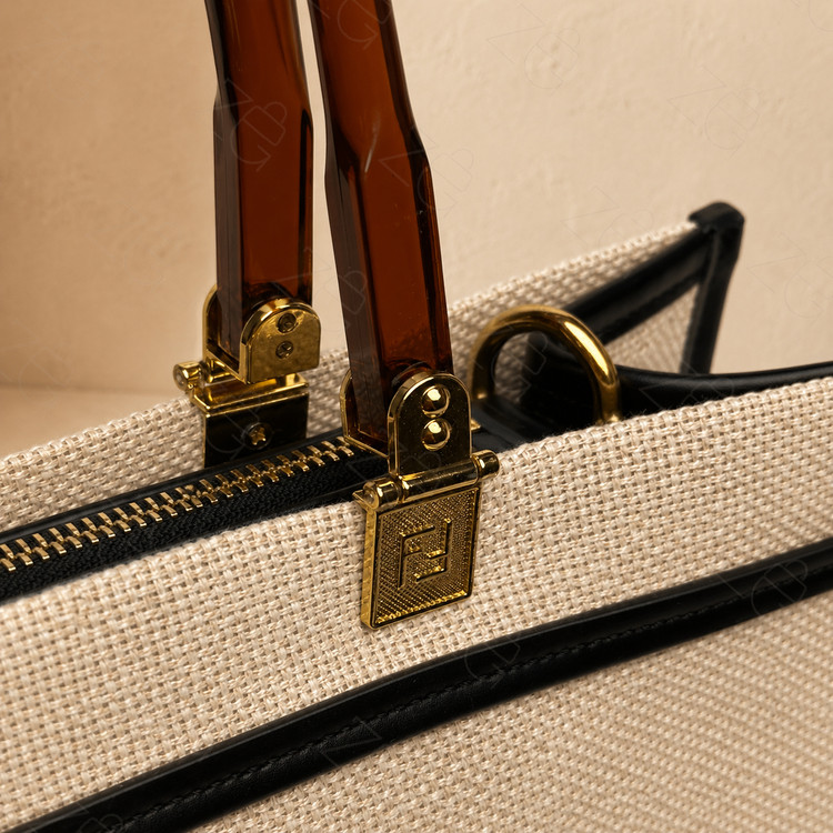 جزئیات-یراق-طلایی-و-دسته-طلقی-کیف-طرح-fendi